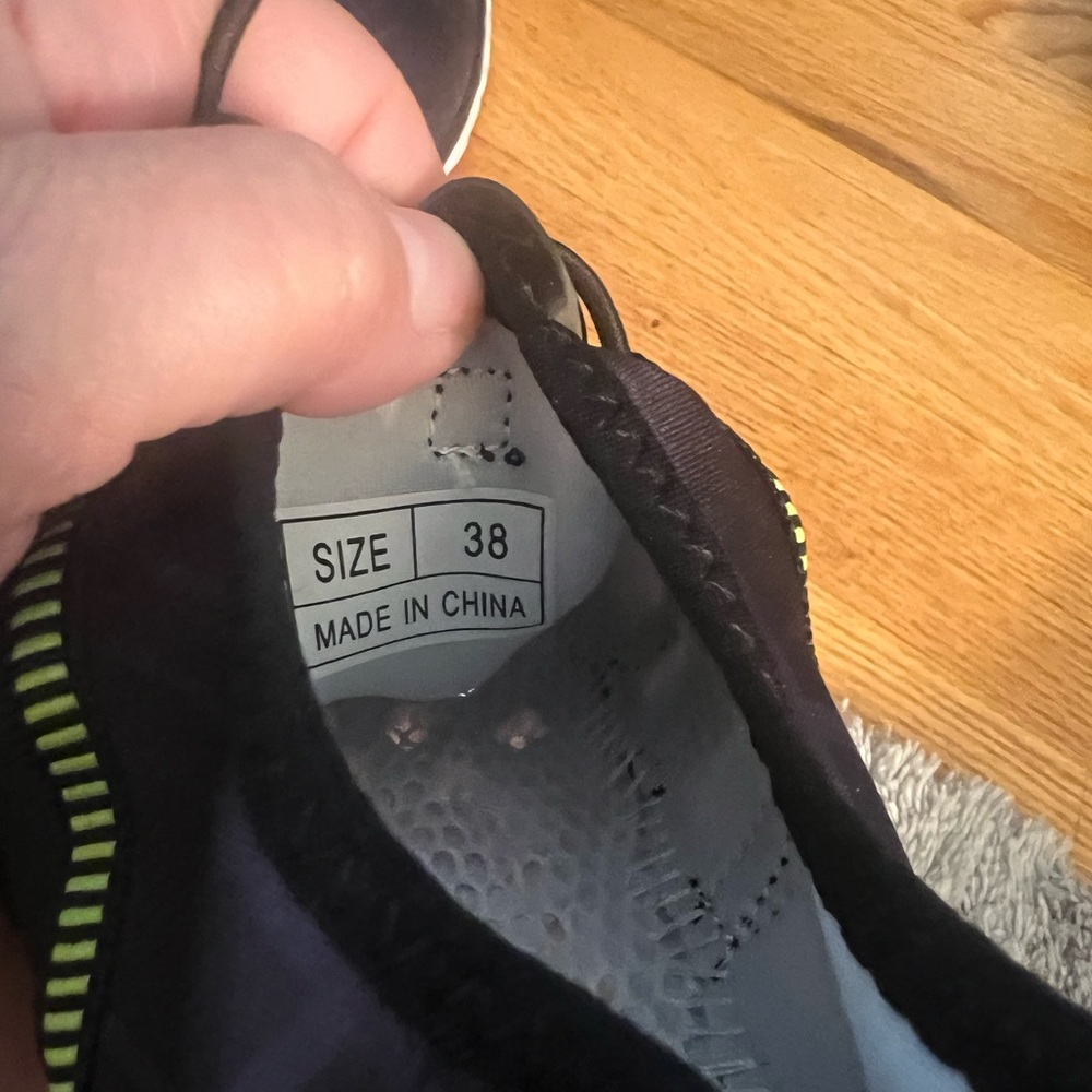 Water shoes - Picture 2 of 2